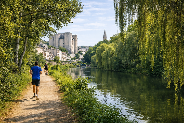 Niort est indissociable de son écrin de verdure, point de jonction vers la célèbre "Venise Verte".

    La Venise Verte à vélo : À la croisée de la Vélo Francette et de la Vélidéale, Niort offre des kilomètres de pistes cyclables aménagées le long des chemins de halage pour s'enfoncer tranquillement sous la voûte d'arbres du marais.

    La Coulée Verte et les stations de Trail : La ville propose des circuits uniques en France le long des berges, parfaits pour la randonnée ou la course à pied dans un décor bucolique et sans aucun dénivelé.

    Les Châteaux environnants : À seulement quelques minutes de la ville, l'aventure continue avec la découverte des impressionnantes ruines du Château du Coudray-Salbart, un joyau d'architecture militaire médiévale unique en son genre.