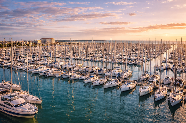 Mais La Rochelle est avant tout une promesse d'évasion vers le large. Depuis le port, le regard est irrésistiblement attiré vers l'océan, le « Pertuis d'Antioche », où se dessine au loin une silhouette mythique.

Accessible via les croisières inter-îles au départ de La Rochelle, le Fort Boyard surgit des flots tel un vaisseau de pierre insubmersible. Ce colosse elliptique de 68 mètres de long, posé sur un banc de sable au milieu de nulle part, fascine par sa solitude et sa grandeur. Baigné par les embruns, ses murs aux teintes dorées changent de couleur au gré du ciel, passant du gris menaçant par temps d'orage à un or éclatant au soleil couchant. C'est une sentinelle silencieuse et mystérieuse, un rêve de pierre devenu l'icône absolue de la Charente-Maritime.