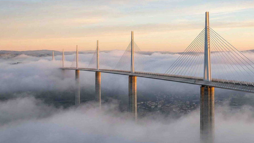 En redescendant sur terre, le cœur historique bat au rythme d'un savoir-faire ancestral. Capitale mondiale du gant et du cuir, Millau possède une élégance tactile. Dans les ateliers, on travaille encore l'agneau avec une minutie d'orfèvre pour les plus grandes maisons de haute couture. Flâner dans ses ruelles, c'est découvrir des places ombragées de platanes, dominées par la tour carrée du Beffroi et la Tour des Rois d'Aragon, sentinelles de pierre qui rappellent le passé médiéval et commercial de la cité.