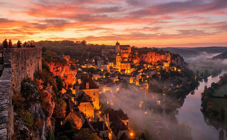 Depuis les remparts du château qui couronnent le site, le panorama sur la vallée de la Dordogne est à couper le souffle. Au coucher du soleil, lorsque la pierre ocre s'embrase et que la cité s'illumine, Rocamadour semble flotter dans les airs, offrant une vision d'une beauté irréelle.