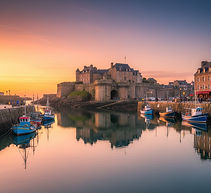 Concarneau offre aussi un littoral d'une grande douceur :
La Corniche : Une promenade charmante longe le bord de mer, dévoilant de belles villas d'architecture balnéaire et menant à des plages de sable fin.
Plage des Sables Blancs : Une des plages les plus réputées, parfaite pour le farniente et les activités nautiques.
Évasion : Concarneau est aussi le point d'embarquement vers l'Archipel des Glénan, un paradis insulaire aux eaux cristallines.