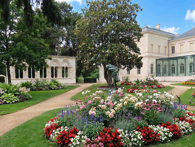 Montargis sait choyer les papilles de ses visiteurs grâce à un savoir-faire artisanal de premier ordre et des spécialités sucrées légendaires.
La Prasline de Montargis (Maison Mazet) : Inventée en 1636 sous le règne de Louis XIII par le cuisinier du Maréchal de Plessis-Praslin, cette confiserie est la plus ancienne de France. Il s'agit d'une amande grillée et caramélisée selon une recette secrète inchangée. La boutique historique Mazet, face à l'église, vaut le détour pour son décor d'époque.
Les Crottes du Chien de Montargis : Un clin d'œil gourmand à la célèbre légende ! Rassurez-vous, il s'agit d'une délicieuse spécialité chocolatée composée d'un praliné noisette enrobé de nougatine et de chocolat noir.
Le Marché du Praslin : Un rendez-vous incontournable pour s'imprégner de l'art de vivre local, rencontrer les producteurs du Gâtinais et déguster les fromages, miels et cidres de la région.