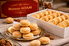 Contrairement à sa voisine Biarritz, souvent battue par les vents, Saint-Jean-de-Luz offre une Grande Plage aux eaux calmes, idéale pour la baignade. C'est un plan d'eau parfait, fermé par le fort de Socoa à l'horizon. La promenade Jacques Thibaud, qui longe le sable, est un enchantement architectural : les maisons de style néo-basque, avec leurs passerelles rouges et leurs volets verts, forment un front de mer d'une harmonie visuelle absolue.