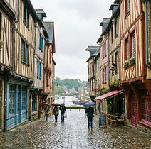 Dinan boasts the longest medieval ramparts in Brittany, offering exceptional views of the region.

Dinan Castle: This imposing 14th-century keep, the work of Duke John IV, is a masterpiece of medieval military architecture. Its vaulted kitchens and state room bear witness to court life during the time of the dukes.

The Clock Tower: A symbol of bourgeois power in the 15th century, it offers, from its 45-meter height, a breathtaking panorama of the city's rooftops and the meanders of the Rance River.

The Promenade of the Little Ditches: This path along the ramparts allows visitors to admire the massive towers and the magnificently preserved curtain walls, offering a complete immersion in the city's defensive past.