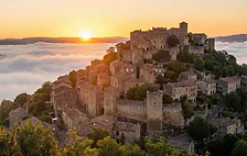 L'âme de Cordes ne réside pas seulement dans ses pierres, mais aussi dans les mains de ses habitants. Le village est un refuge vibrant pour les artisans d'art. En flânant, vous pousserez la porte d'ateliers de souffleurs de verre, de bijoutiers, de potiers et de peintres. Ici, l'artisanat n'est pas un souvenir, c'est un mode de vie.
Ne repartez pas sans avoir goûté à la légende locale : le Croquant de Cordes. Ce biscuit aux amandes, léger et soufflé, dont la recette secrète remonterait au XVIIe siècle, se déguste idéalement après l'ascension pour reprendre des forces.