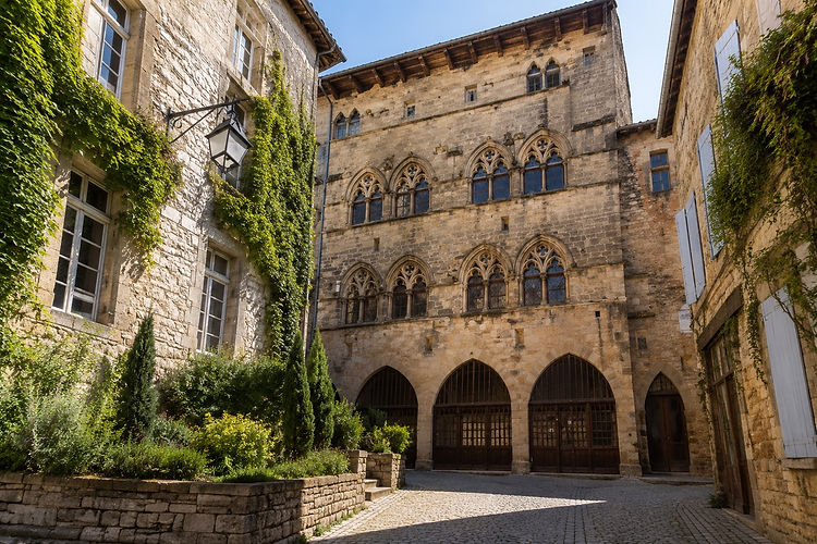 Cordes-sur-Ciel has long been a haven for artists and food artisans.
Artists' Studios: Numerous painters, sculptors, glassmakers, and jewelers have set up shop on the ground floors of medieval houses, perpetuating a tradition of handcrafted creation.
The Museum of Sugar and Chocolate Arts: Founded by chef Yves Thuriès, this unique venue showcases incredible works of art made entirely of sugar and chocolate.
Cordes Croquants: It's impossible to leave without tasting these light and crunchy almond biscuits, whose secret recipe has been the pride of the town for generations.