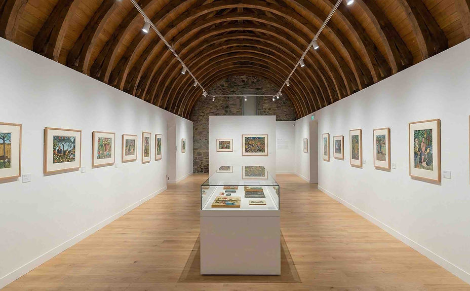 Loin du tumulte, Laval est une ode à la douceur de vivre. La rivière La Mayenne, colonne vertébrale de la cité, est le terrain de jeu idéal pour les amoureux de nature. Que ce soit à bord d'un bateau électrique sans permis ou à vélo le long du célèbre chemin de halage (étape clé de la Vélo Francette), la ville se découvre au rythme lent des écluses et des paysages verdoyants.