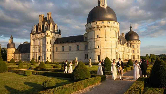 Valençay est également une terre de saveurs, unique en France pour posséder deux appellations d'origine protégée (AOP) portant le même nom :
La Pyramide de Valençay : Ce fromage de chèvre cendré à la forme tronquée légendaire (on dit que Talleyrand en fit couper le sommet par égard pour Napoléon après la campagne d'Égypte).
Les Vins de Valençay : Des crus vifs et minéraux qui accompagnent parfaitement la gastronomie locale.