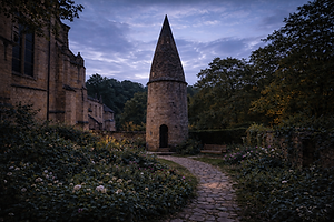 Sarlat est le ventre du Périgord. Ici, l'air sent bon la truffe, le cèpe et le confit. Le marché du samedi matin est une institution, un rite sacré. Les étals débordent de foies gras mi-cuits, de noix du Périgord, de fromages de chèvre (Cabécou) et de fraises sucrées. C'est une explosion de saveurs et de convivialité, où l'accent chantant des producteurs locaux vous invite à tout goûter.