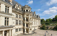 Blois, c'est aussi la douceur ligérienne. Une promenade sur le Pont Jacques-Gabriel offre une vue imprenable sur la ville, particulièrement au coucher du soleil lorsque la pierre de tuffeau s'embrase de nuances dorées.
Flânez sur les quais pour admirer les gabares traditionnelles glissant silencieusement sur l'eau.
Empruntez les Escaliers Denis-Papin pour une ascension fleurie qui vous offrira un panorama exceptionnel sur les toits d'ardoise et le fleuve royal.