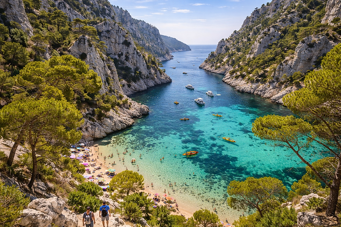 Le Panier est le plus vieux quartier de France. Perdez-vous dans son labyrinthe de ruelles colorées, ses escaliers escarpés et ses places cachées. C'est aujourd'hui un centre de créativité où le street art orne les façades, côtoyant des ateliers d'artisans, des boutiques de savon de Marseille et la majestueuse Vieille Charité.