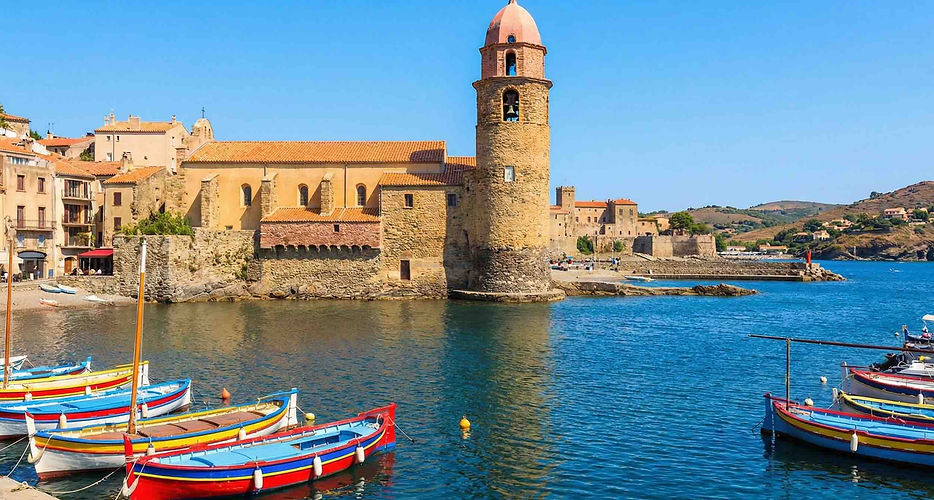 The picturesque heart of Collioure beats in the old fishermen's and sailors' quarter.
The Fauvist Facades: The steep, bougainvillea-lined alleyways display vibrant colors (ochre, pink, blue), the very same colors that inspired Matisse and Derain at the beginning of the 20th century.
The Fauvist Trail: An open-air route allows visitors to discover reproductions of famous paintings placed exactly where the artists set up their easels, creating a dialogue between art and reality.
Artists' Studios: Even today, numerous galleries and artisan workshops fill the vaulted ground floors, perpetuating the village's creative tradition.