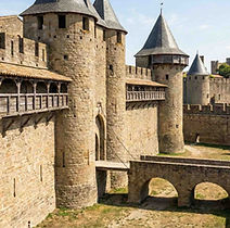 A visit to Carcassonne is also a culinary journey to a land of gastronomy and conviviality.

Carcassonne Cassoulet: An iconic dish made with white beans, confit goose, and red-legged partridge, slowly cooked in a terracotta casserole dish.

Languedoc Wines: Take advantage of the proximity of the Malepère and Cabardès vineyards to taste distinctive wines directly from local winemakers.

The Cité's Sweets: Indulge in the cobblestones of the citadel or the artisanal chocolates that have made the local confectionery famous.