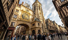 Rouen est indissociable du destin tragique de la Pucelle d'Orléans. La ville porte avec respect la mémoire de ses derniers jours en 1431.
La Place du Vieux-Marché : C'est ici, sur ce lieu chargé d'émotion, que Jeanne fut brûlée vive. Une grande croix marque l'emplacement du bûcher.
L'Église Sainte-Jeanne-d'Arc : Sur cette même place, cette église moderne à l'architecture audacieuse (évoquant un bateau viking ou un poisson) abrite de somptueux vitraux Renaissance sauvés d'une ancienne église détruite pendant la guerre. Le contraste entre l'ancien et le moderne y est saisissant de beauté.