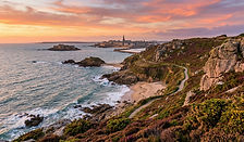 Aujourd'hui, Saint-Malo est également une station balnéaire très prisée. Son littoral est bordé de plages de sable fin, idéales pour un bon bol d'air iodé et la pratique des sports nautiques.
C'est aussi une ville célèbre dans le monde de la voile, étant la ville de départ de la légendaire course transatlantique, la Route du Rhum.