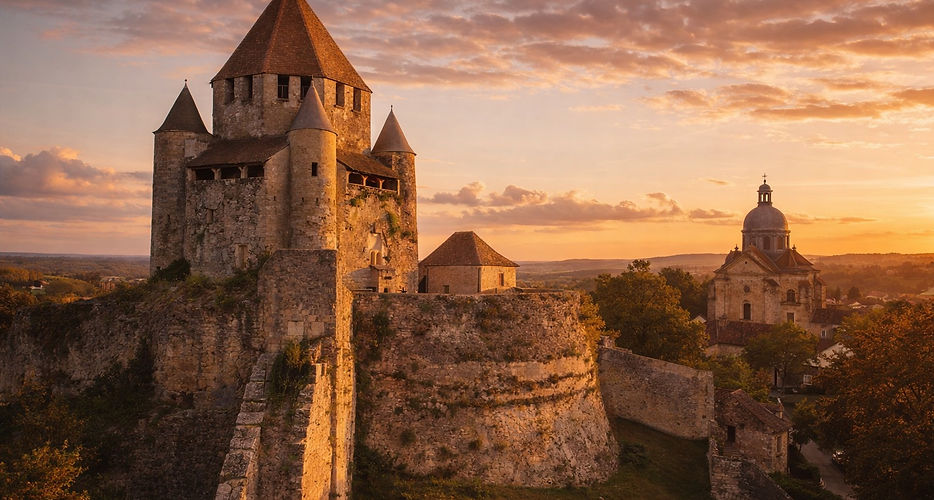 L'histoire de Provins s'est écrite autant sous la terre que sur les places publiques, portée par une activité commerciale florissante.

    Le Mystérieux Réseau de Souterrains : La ville haute est une véritable fourmilière. Ses sous-sols sont parcourus par des kilomètres de galeries médiévales voûtées en ogive. D'abord creusés pour extraire la "terre à foulon" (utilisée pour nettoyer la laine des draps), ces souterrains ont ensuite servi d'entrepôts, de lieux de réunions secrètes pour les corporations ou d'abris.

    La Grange aux Dîmes : Cette magnifique maison de marchand du XIIIe siècle, dotée d'une splendide salle basse voûtée de croisées d'ogives, servait de lieu de stockage et de marché couvert pendant les Foires de Champagne. Aujourd'hui transformée en musée, sa scénographie vivante met en scène les différents corps de métiers de l'époque (drapiers, changeurs, marchands italiens ou flamands).

    La Place du Châtel : C’est le cœur battant de la ville haute. Cette grande place pavée, bordée de maisons médiévales et ornée en son centre de la "Croix des Changes" et d'un vieux puits, était le lieu où se traitaient les affaires financières et où s'échangeaient les monnaies de toute l'Europe.