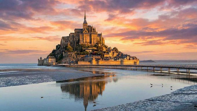 Au sommet du rocher, à 80 mètres au-dessus des flots, trône l'Abbaye, chef-d'œuvre d'architecture gothique et romane. C'est le point d'orgue de la visite. En parcourant le cloître suspendu entre ciel et mer, ou en entrant dans la vaste salle des hôtes, on ressent la spiritualité et la prouesse technique des bâtisseurs du Moyen Âge. Tout là-haut, la flèche effilée supporte la statue dorée de l'Archange Saint-Michel, terrassant le dragon et veillant sur la baie.