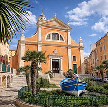 Ajaccio is inextricably linked to the figure of Napoleon, born here on August 15, 1769. The city has enshrined the Emperor's memory in a veritable historical and memorial trail.

The Maison Bonaparte: Nestled in the heart of the old town's narrow streets, this bourgeois residence is Napoleon's birthplace. Converted into a national museum, it preserves period furniture, family portraits, and the secret rooms where the history of Europe was partly shaped.

The Napoleonic Salon in the Town Hall: This state room houses an exceptional collection of paintings, marble busts, and medals retracing the epic story of the Bonaparte family, as well as the famous painting of the coronation.

Casone Square (Memorial Monument): Dominated by a monumental bronze statue of the Emperor in a frock coat atop a granite staircase, this square commemorates the great victories of the Empire. At the foot of the monument are the grottoes where, according to legend, the young Napoleon used to read and dream of conquests.