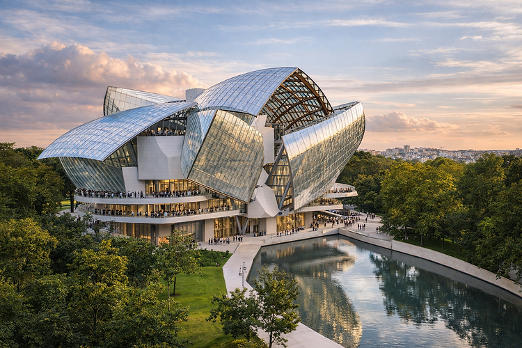Once a hunting ground for the kings of France, this park is the second "lung" of Paris, along with the Bois de Vincennes.
The Louis Vuitton Foundation: Designed by Frank Gehry, this glass and steel structure appears to float on the edge of the woods. It is an essential monument of modern architecture.
The Jardin d'Acclimatation: A historic amusement park that delights families with its rides and petting zoo.
The Lakes and Waterfalls: Perfect for a boat ride or a romantic stroll under the weeping willows.
The Jardin des Serres d'Auteuil: A 19th-century greenhouse complex housing rare plants and exotic species beneath magnificent blue iron structures.