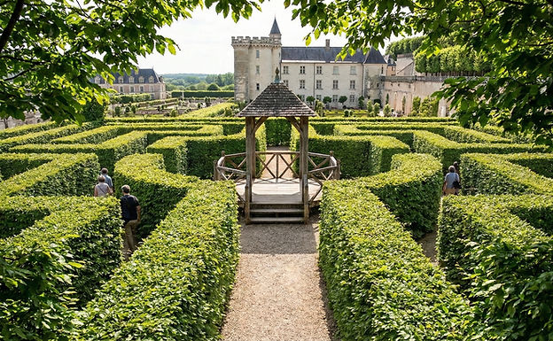 Tout en haut, le Jardin d’Eau offre une respiration paisible. D'inspiration classique (Louis XV), il s'articule autour d'une vaste pièce d'eau en forme de miroir. C'est l'endroit idéal pour le repos et la contemplation, où le clapotis des fontaines accompagne la vue panoramique sur la vallée.