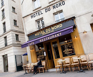 L'arrondissement est marqué par la présence de deux des plus grandes gares européennes, joyaux d'architecture du XIXe siècle.
La Gare du Nord : Avec sa façade monumentale ornée de statues représentant les grandes cités européennes, elle est la plus grande gare d'Europe en termes de flux.
La Gare de l'Est : Reconnaissable à sa grande rosace et à son architecture classique, elle est la porte d'entrée vers l'Allemagne et l'Europe centrale.
Le Quartier de la Petite Inde : Entre les deux gares, le quartier de l'impasse Brady transporte le visiteur dans une explosion de couleurs et d'épices indiennes et pakistanaises.