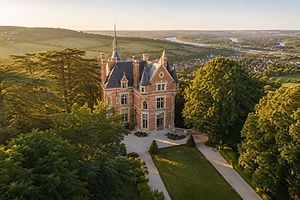 Sancerre est une capitale mondiale du vin. Son terroir unique, composé de silex et de terres blanches calcaires, donne naissance à des nectars d'une minéralité inégalable.

    La Maison des Sancerre, l'Expérience Immersive : Installée dans une magnifique demeure du XVIe siècle, cet espace muséographique moderne est indispensable pour comprendre le vignoble. Grâce à un relief en 3D animé, un cinéma 4D et des espaces sensoriels, l'histoire de la vigne et le travail des vignerons n'auront plus de secrets pour vous.

    Le Cépage Roi : Le Sauvignon Blanc : Réputé pour sa fraîcheur éclatante, ses notes d'agrumes et de pierre à fusil, le Sancerre blanc est la référence absolue du cépage Sauvignon. Les amateurs ne manquent pas de découvrir également les Sancerre rouges et rosés, issus du délicat cépage Pinot Noir.

    Les Caveaux Séculaires : Le piton et ses villages satellites (Chavignol, Bué, Verdigny) fourmillent de domaines familiaux. Pousser la porte de ces caves creusées dans la roche permet de déguster des cuvées de haute gastronomie au milieu des foudres de chêne, guidé par la passion de vignerons indépendants.