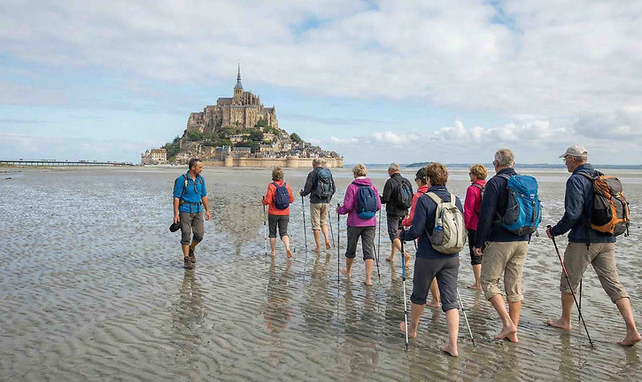 Au sommet du rocher, à 80 mètres au-dessus des flots, trône l'Abbaye, chef-d'œuvre d'architecture gothique et romane. C'est le point d'orgue de la visite. En parcourant le cloître suspendu entre ciel et mer, ou en entrant dans la vaste salle des hôtes, on ressent la spiritualité et la prouesse technique des bâtisseurs du Moyen Âge. Tout là-haut, la flèche effilée supporte la statue dorée de l'Archange Saint-Michel, terrassant le dragon et veillant sur la baie.