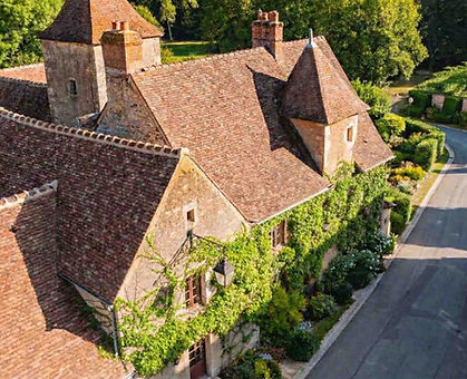 Apremont, c'est aussi la nature à l'état pur. Le village s'étire langoureusement le long de l'Allier, l'une des dernières grandes rivières sauvages d'Europe.

La Promenade : Les berges aménagées offrent un lieu de promenade paisible, idéal pour observer les oiseaux migrateurs ou simplement écouter le clapotis de l'eau.

L'Écluse Ronde : À quelques pas, découvrez la curiosité locale des "Lorrains", une écluse ronde unique en son genre, vestige du temps où les mariniers transportaient la pierre des carrières locales.