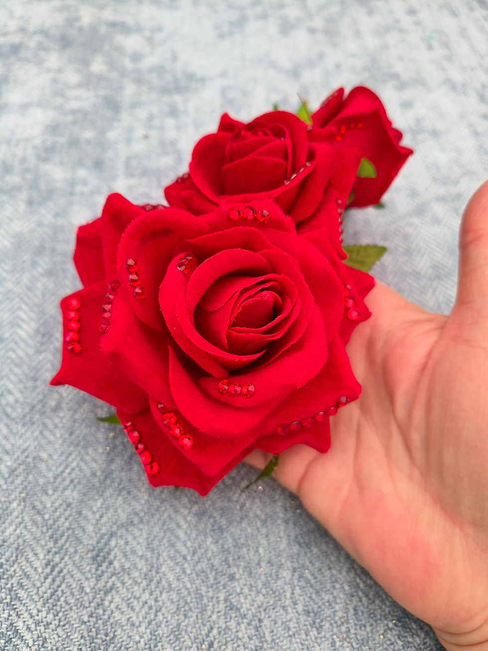 Thumbnail: Crystal embellished roses hairflower 