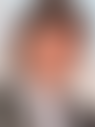 Mă tot uit cum lumea pleacă, vine, ieri era plină de zâmbet, astăzi toată-i în suspine...