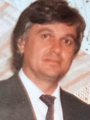 Mă tot uit cum lumea pleacă, vine, ieri era plină de zâmbet, astăzi toată-i în suspine...