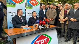 Umut Akdoğan’dan TRT İzmir önünde sert sözler: “İzmirliler palavralara pabuç bırakmıyor”