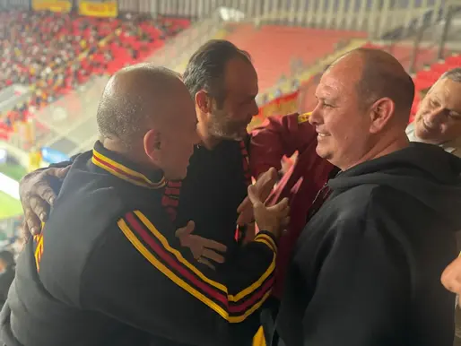 Mazbatayı Aldı Tribüne Koştu