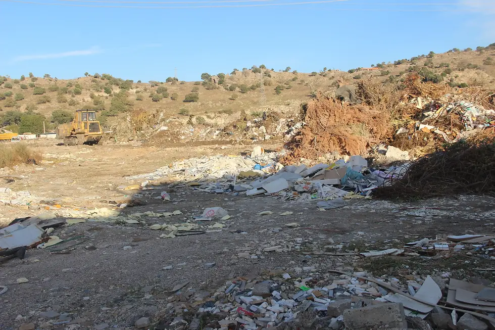 Dikili Damar Gölü Çöp ve Molozlarla dolduruluyor.