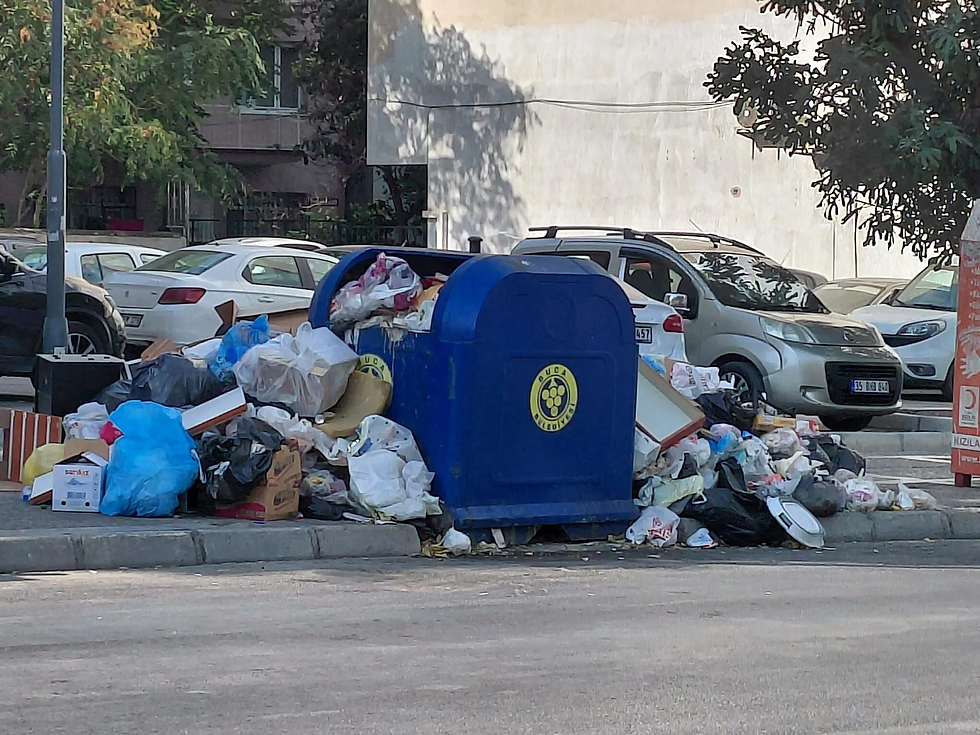 Buca’da çöp krizi: Yedinci günde koku ve tepki büyüyor!