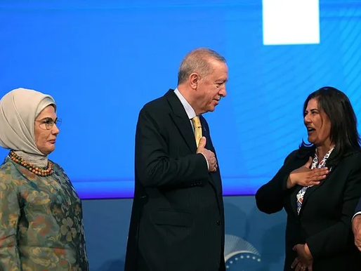 Özlem Çerçioğlu AK Parti'de! Rozetini Erdoğan taktı.