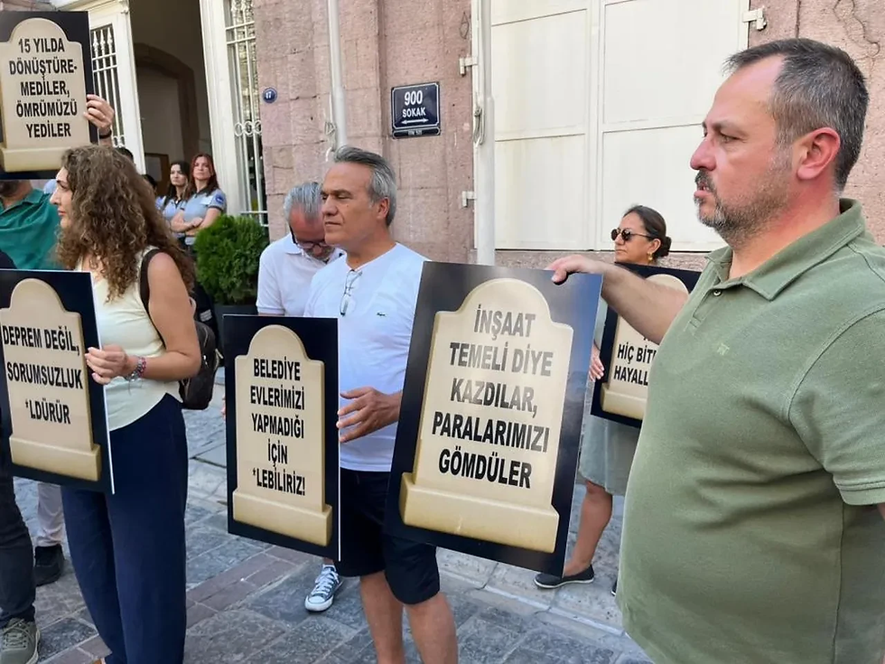 İzmir’de Mezar Taşlı Protesto