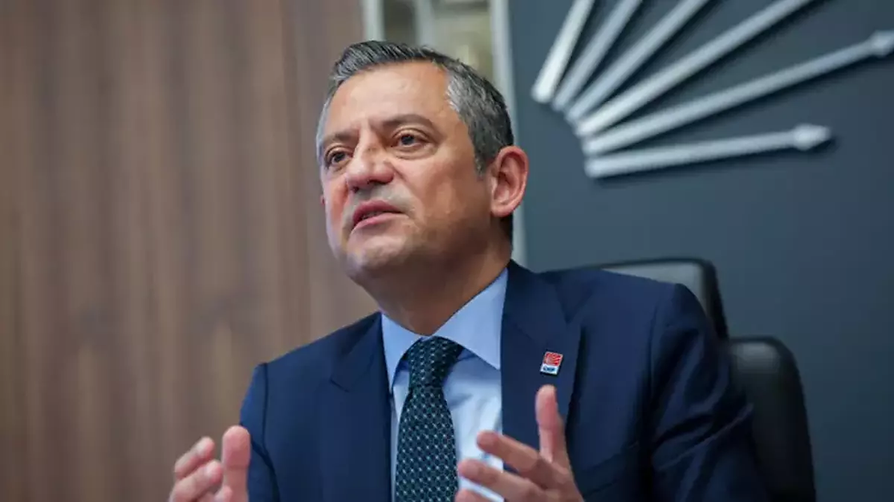 Özgür Özel: “Her sabah, yerdekini tekmeleyenlere haddini bildirmek için kalkıyorum.”