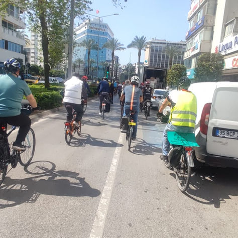 İzmir bisiklet grupları yollarını geri istiyor