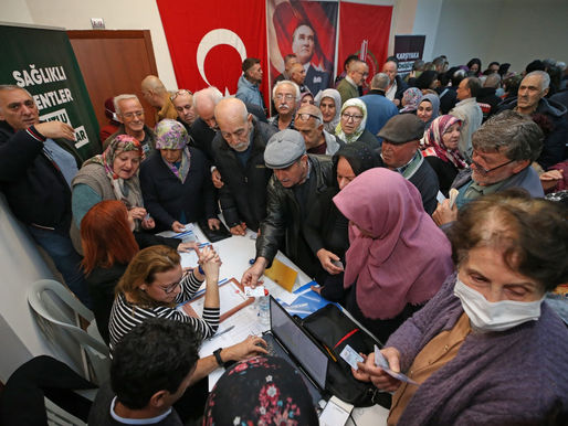 Karşıyaka'da 700 vatandaşa tapuları dağıtıldı, dönüşümün önü açıldı