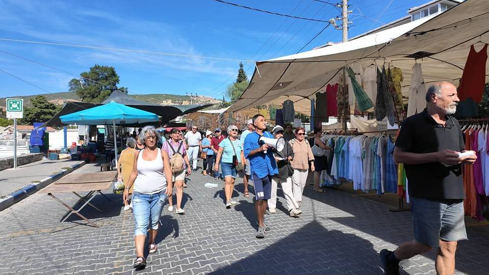 Foça’da istifa çağrıları hız kesmiyor Saniye Bora Fıçı’ya pazaryerinde protesto