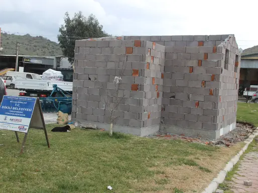 Haberimiz ses getirdi! Dikili sanayisi nihayet umumi tuvalete kavuşuyor.