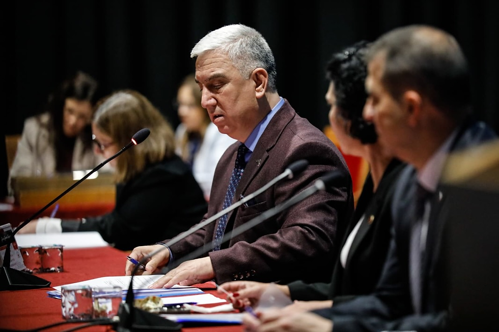 Bergama Meclisi’nde Hizmet Düellosu! Tanju Çelik’ten Sert Yanıt: “Kendimize hakaret sayarız”