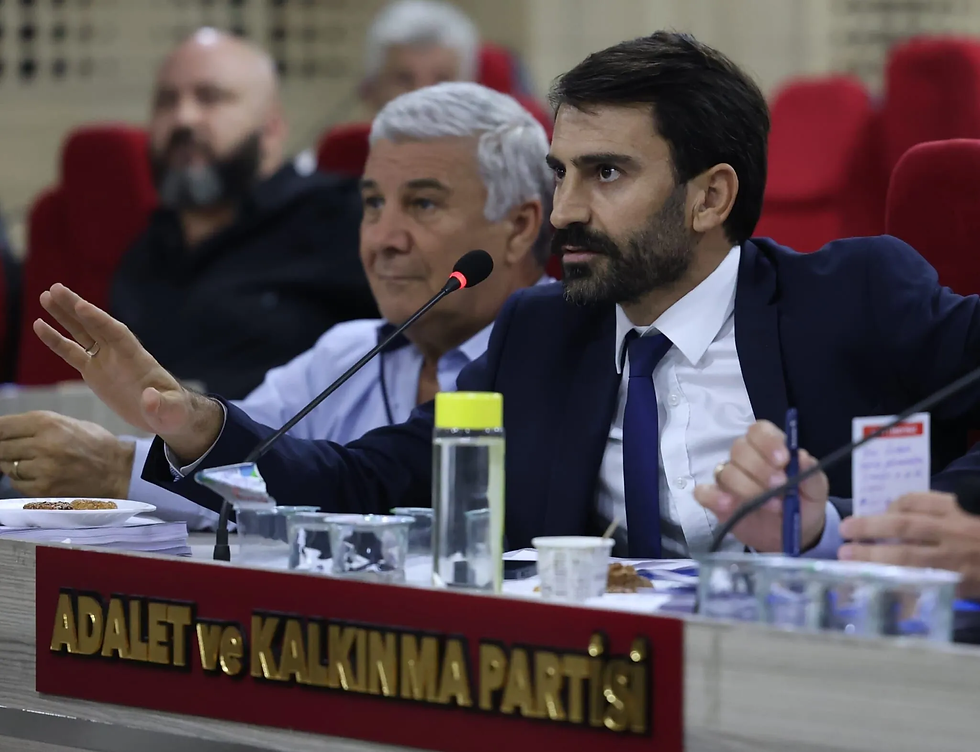 AK Partili Dilaver Kişili’den sert çıkış: “Beceriksiz başkan” sözleri İzmir Büyükşehir Meclisi’ni karıştırdı