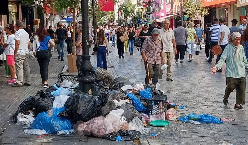 Çöp yığınları Karşıyaka’yı sardı