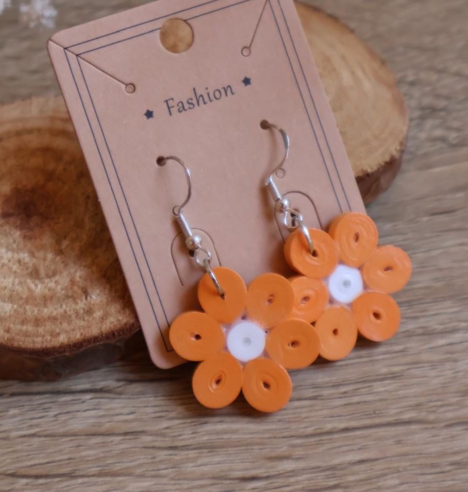 Boucles d'oreilles Fleur Orange à cœur blanc en quilling – Fait main