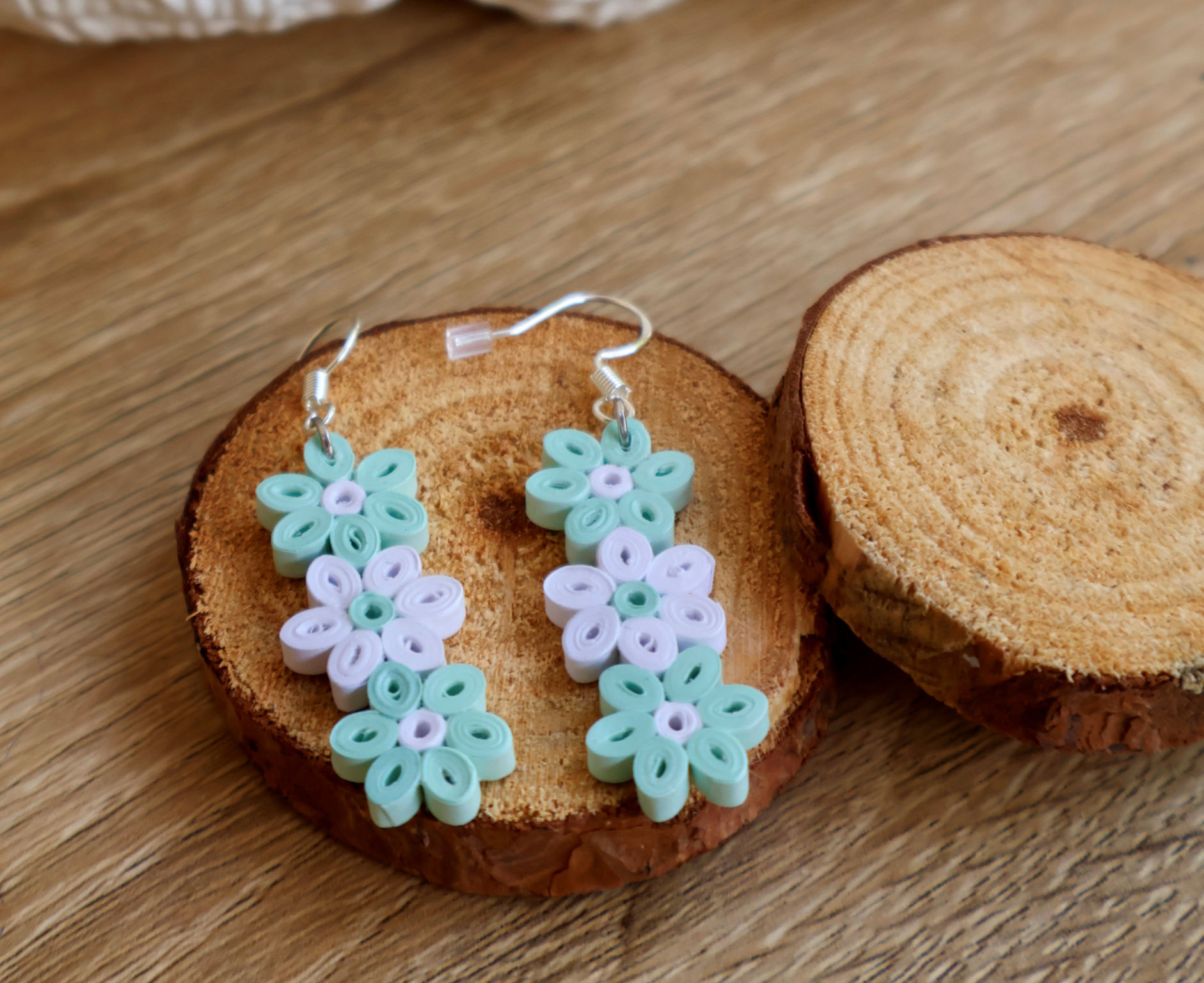Boucles d'oreilles Trio de Fleurs Menthe et Blanche en quilling – Fait main