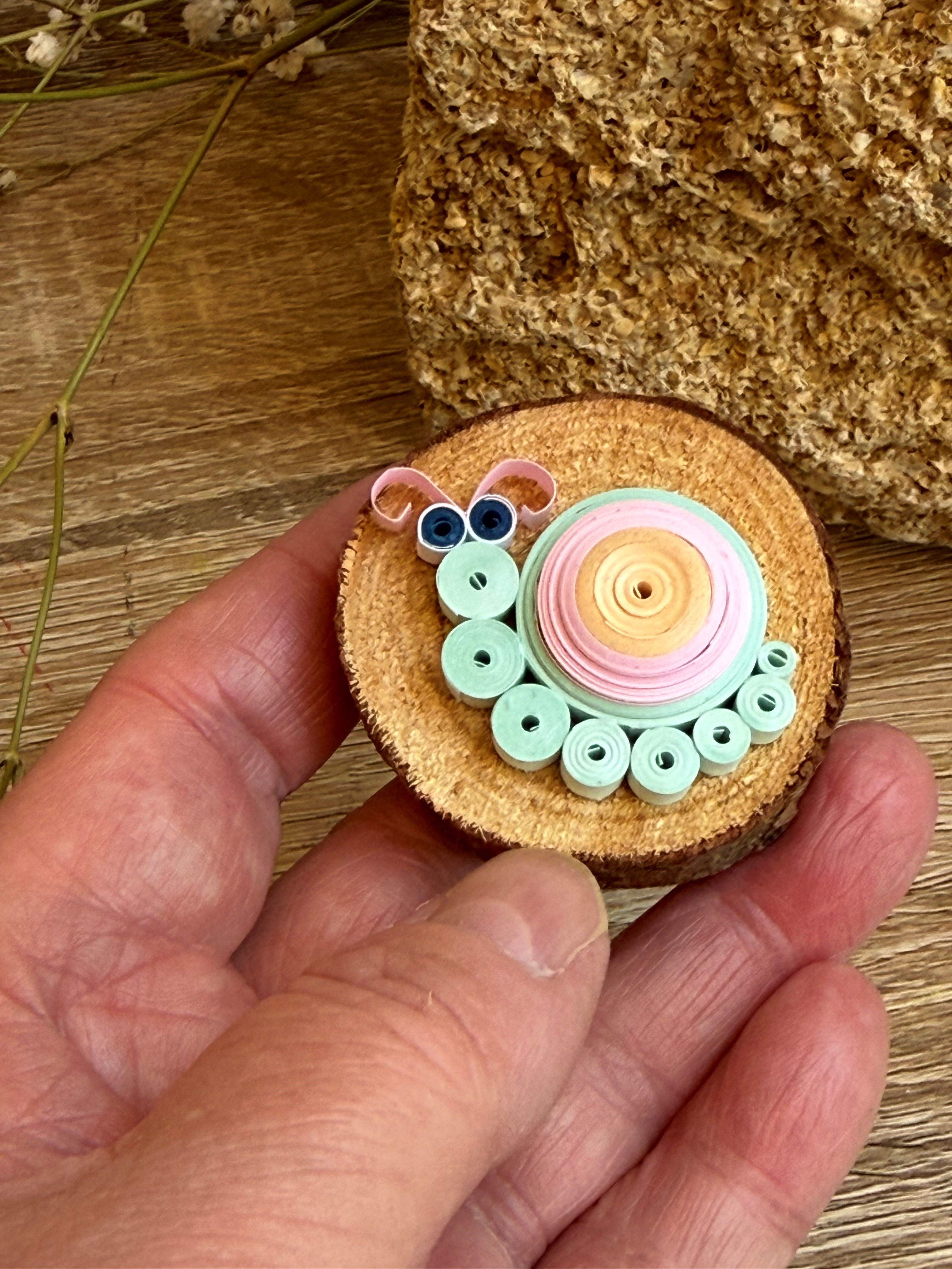 Rondin de bois & Escargot pastel en quilling - Décoration artisanale faite main