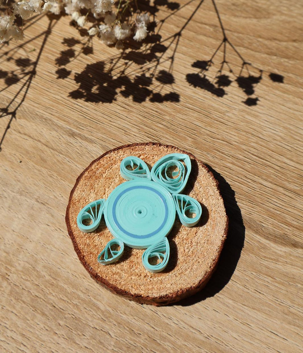 Miniature : Rondin de bois & Tortue en quilling – Décoration artisanale faite main