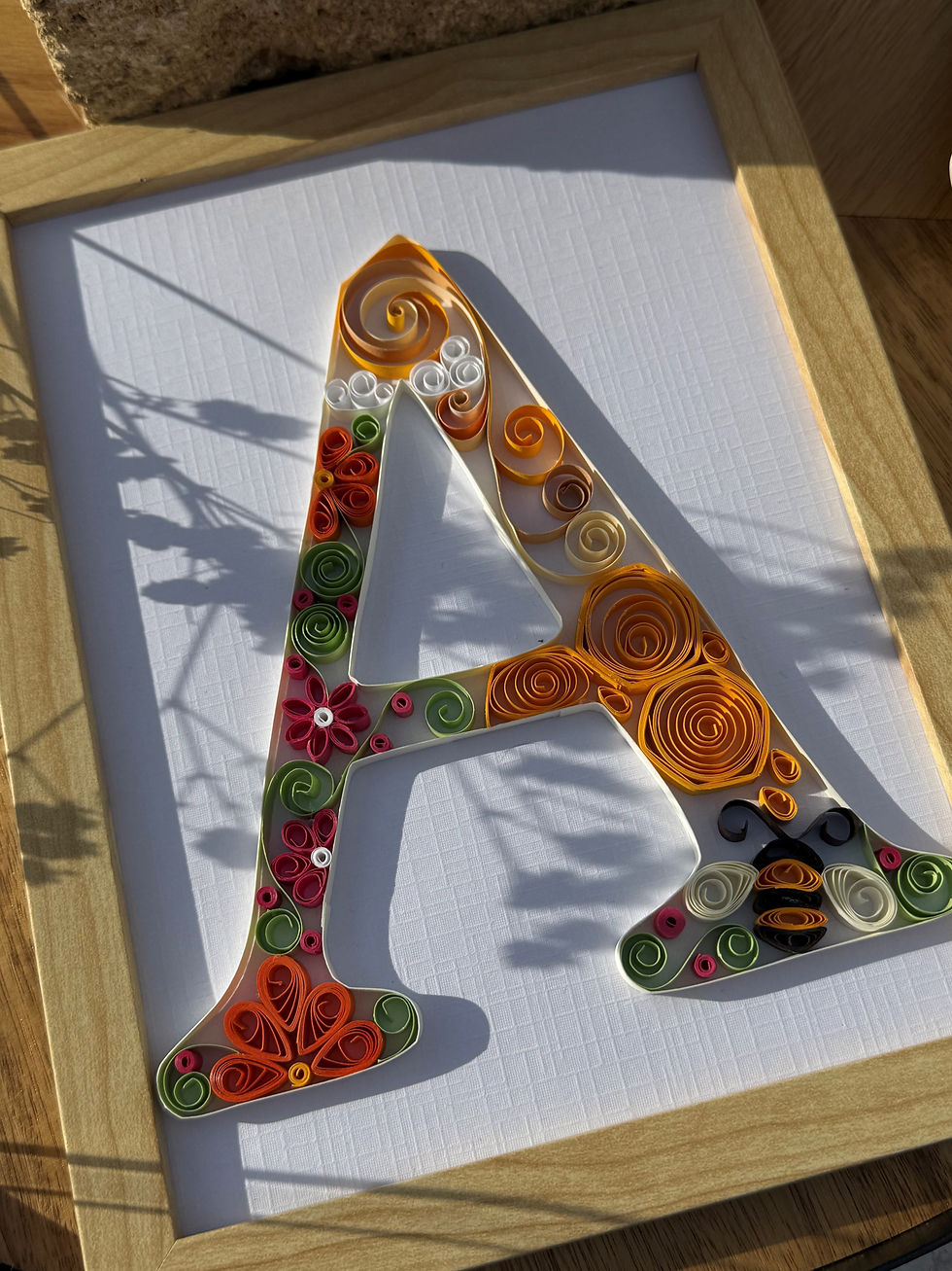 Miniature : Lettre A & Abeille poétique en quilling – Cadre artisanal fait main